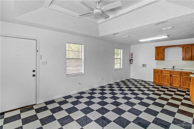 Building Photo - 601 N St Marie St