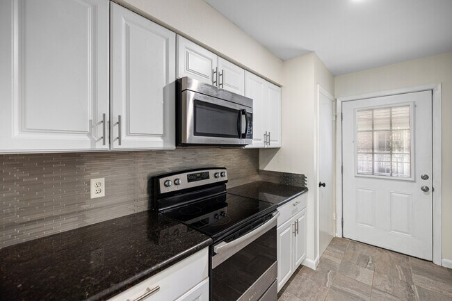 Building Photo - 115 Country Club Dr