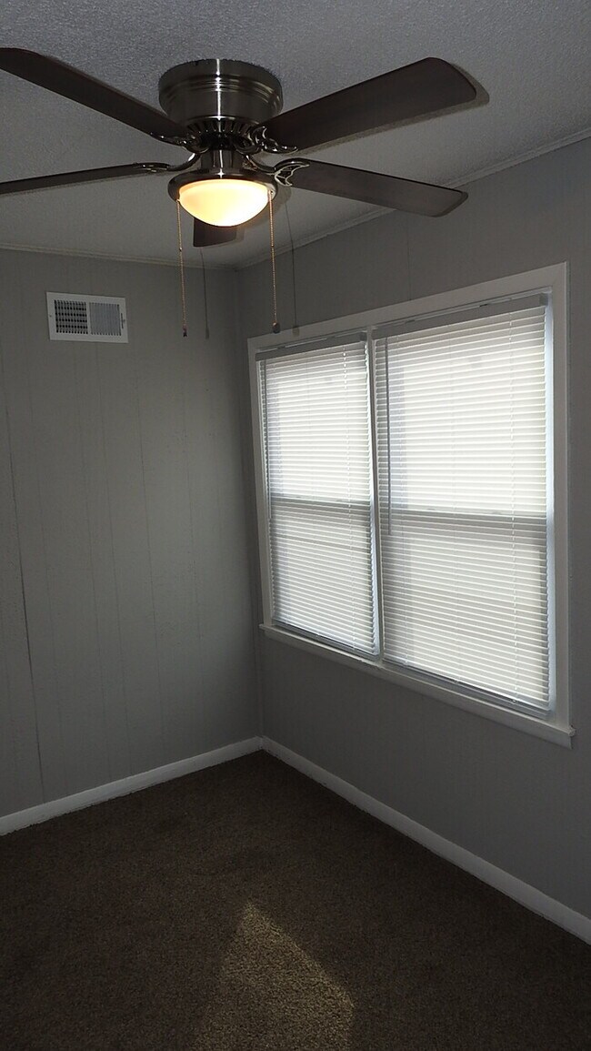 Building Photo - Adorable 2 bedrooms and 1 bath home located on N Main St in Independence