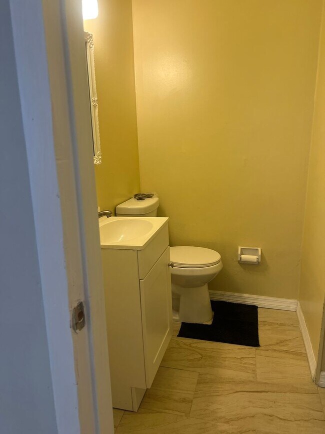 Building Photo - 4BD/2BA on the Island!