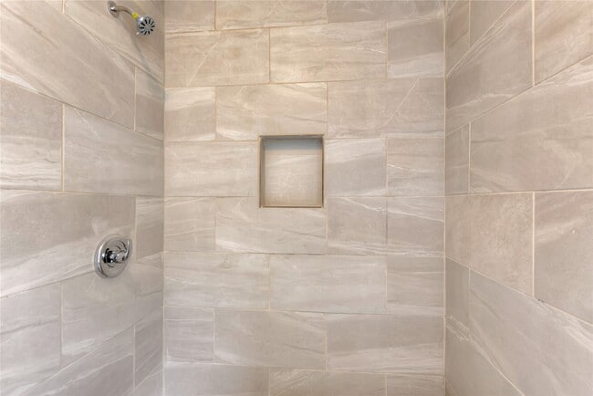 Building Photo - 619 Leicester Ln