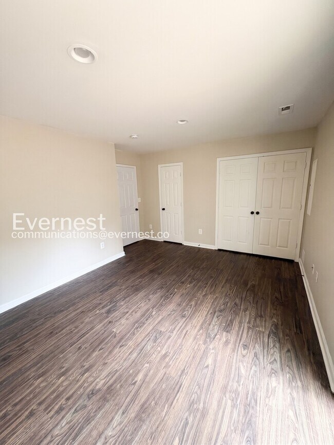 Building Photo - 4-Bed/ 4-Bath Town Home/Available Now!