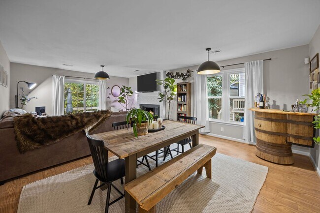 Building Photo - Adorable End-Unit Townhome in Desirable No...