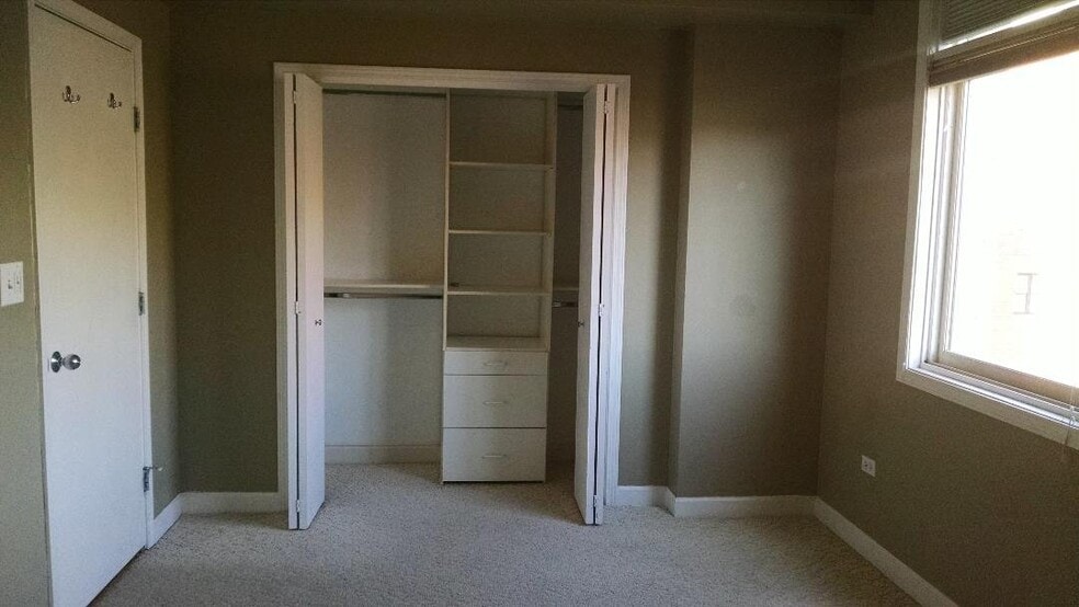 Building Photo - 680 N Green St