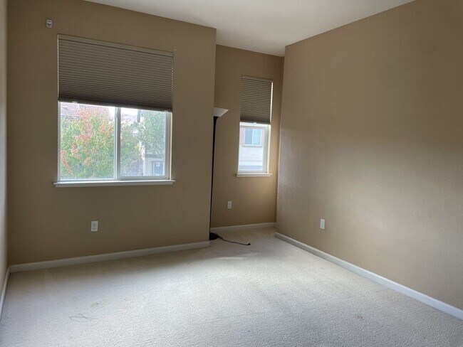 Building Photo - 1348 Encore Dr