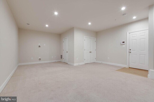 Building Photo - 8369 Meadowood Dr