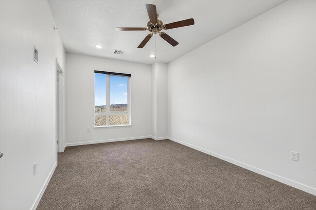 Building Photo - 983 W State St