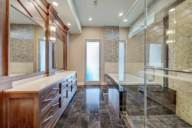 Building Photo - 2727 Kirby Dr