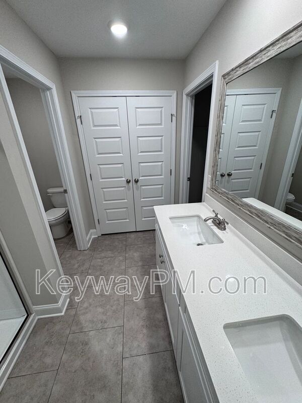 Building Photo - 3045 Venetian Dr