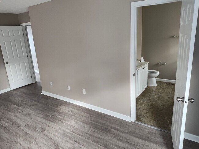 Building Photo - Beautifully maintained 4-bedroom, 2.5-bath...