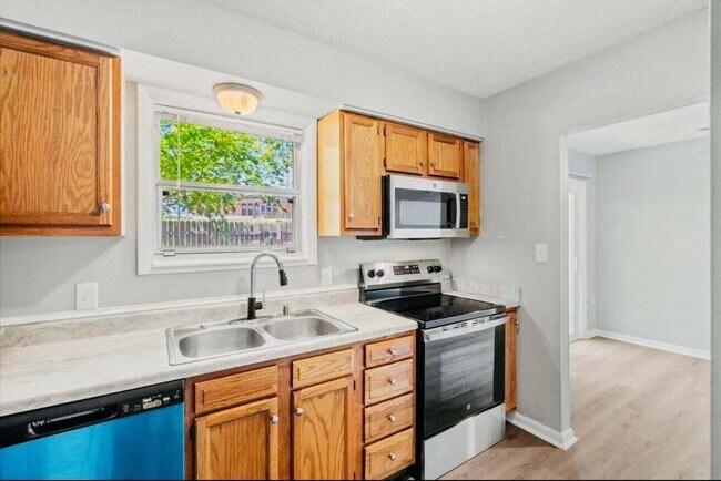 Building Photo - 3500 Warwick Dr