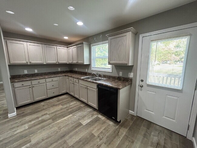 Building Photo - 2BD 2BA DUPLEX IN BAXTER