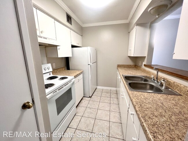 Building Photo - 1 br, 1 bath House - 7000 Creswell Unit 224