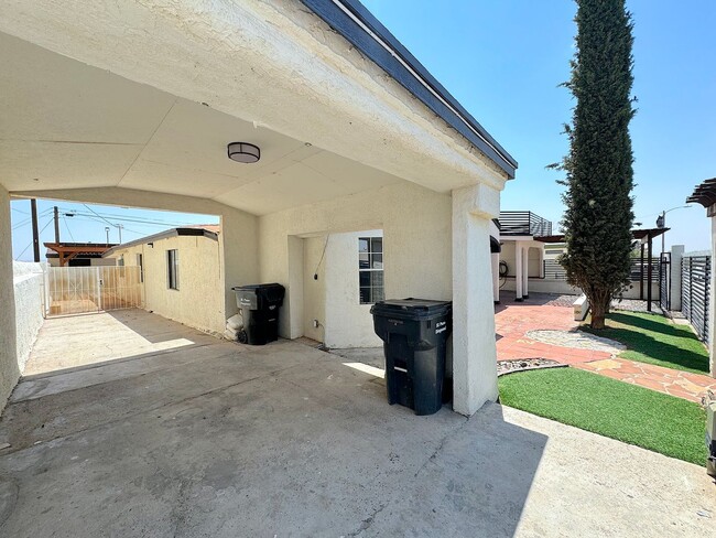Building Photo - West El Paso/Canutillo 6bed/4bath refrig A/C Home!
