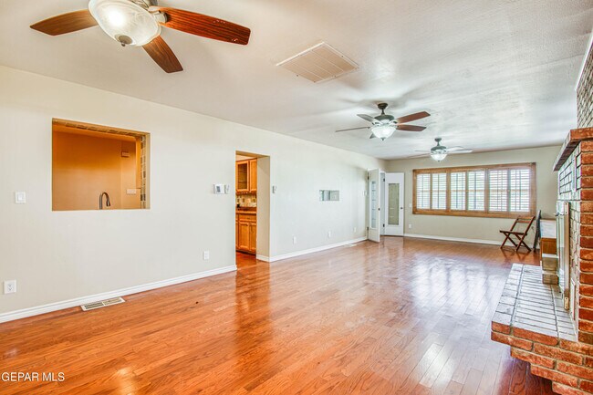 Building Photo - 1701 Elm St