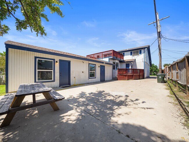 Building Photo - 8007 Beluche Dr