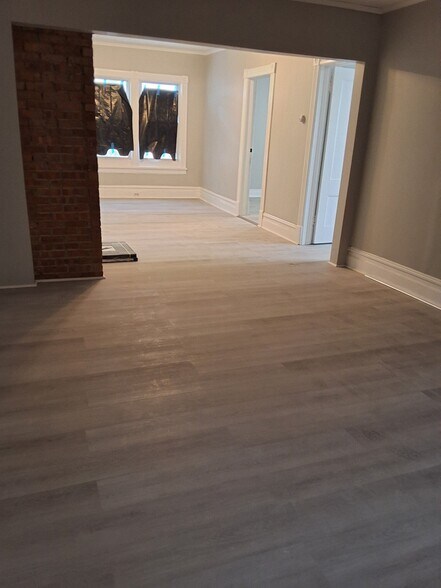 Building Photo - 207 Downs St