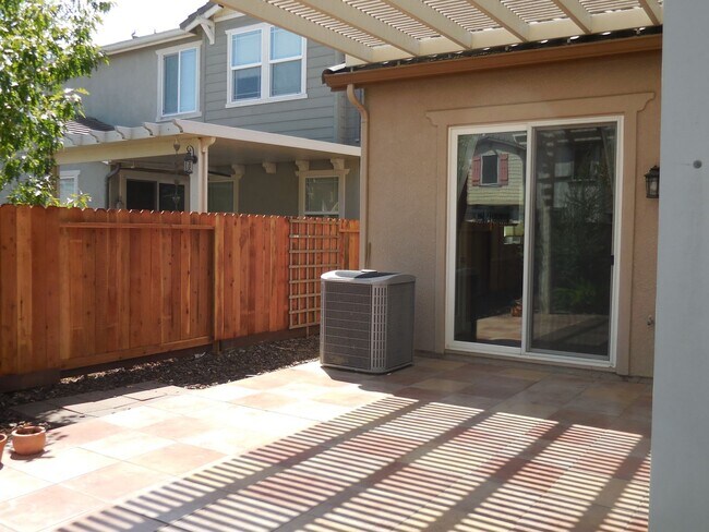 Building Photo - Spacious Single Story Home in Springlake!