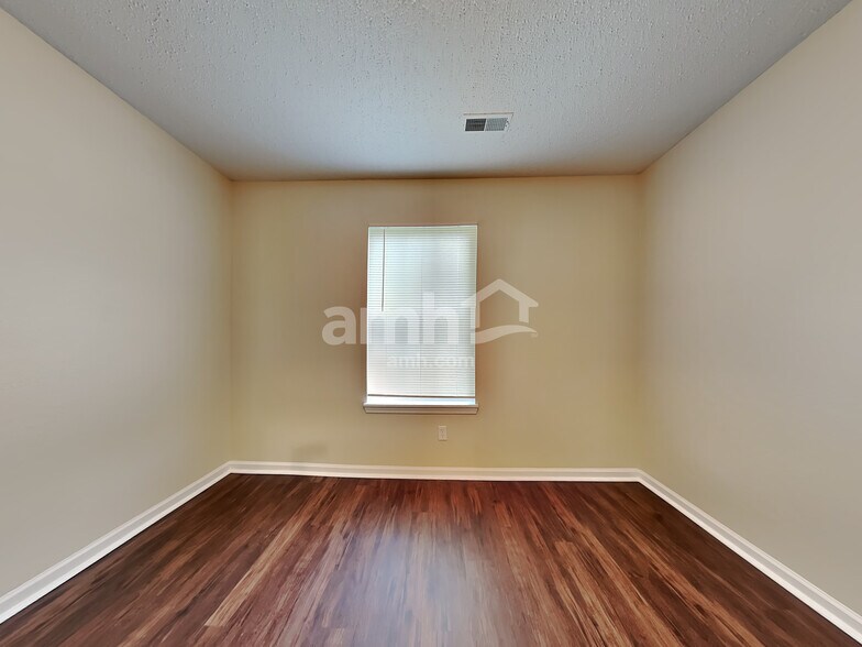 Building Photo - 1475 Round Lake Rd