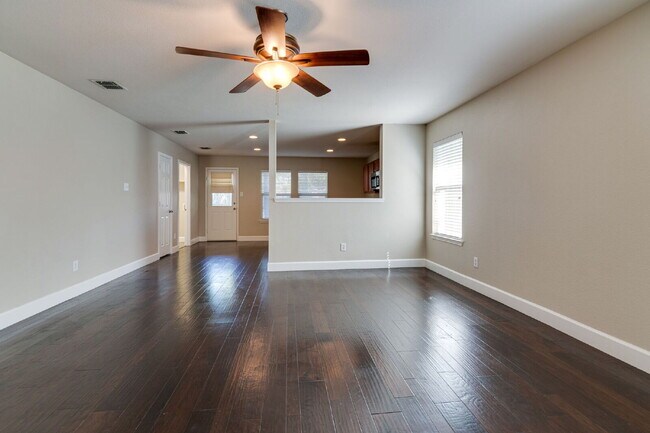 Building Photo - "Beautiful 3-Bedroom, 2-Bath Home with Ope...