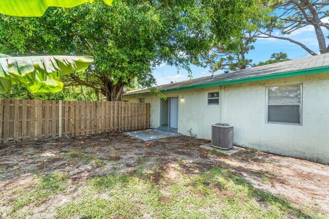 Building Photo - 4815 Gulfstream Rd