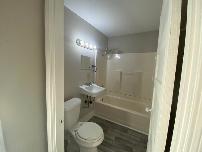 Building Photo - 1303 S Hart Ave