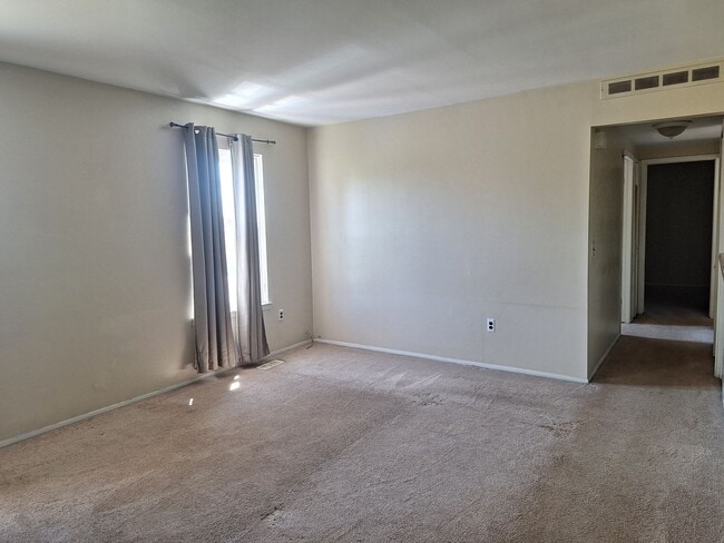 Building Photo - Brick 2 bedroom condo near the water