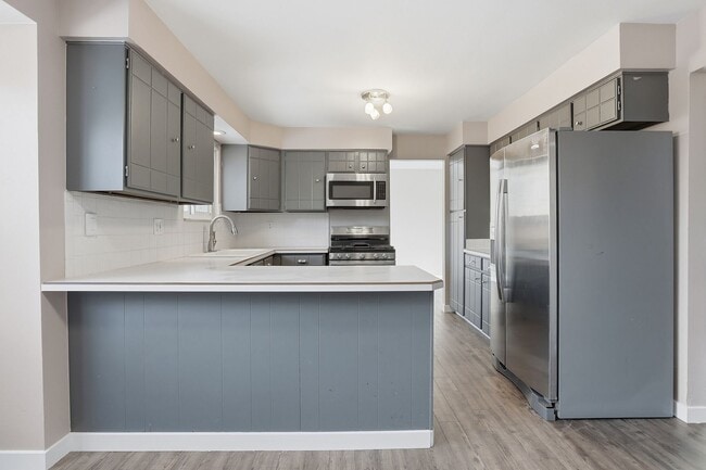 Building Photo - 5 bedroom, 3 bath home in desirable Arvada neighborhood.