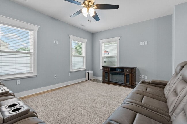 Building Photo - Charming 3-Bedroom Home in Suffolk!