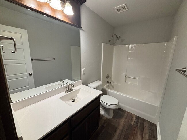 Building Photo - FIRST MONTH FREE! Great Location!