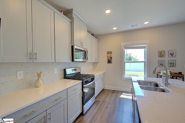 Building Photo - 542 Silverado Ave