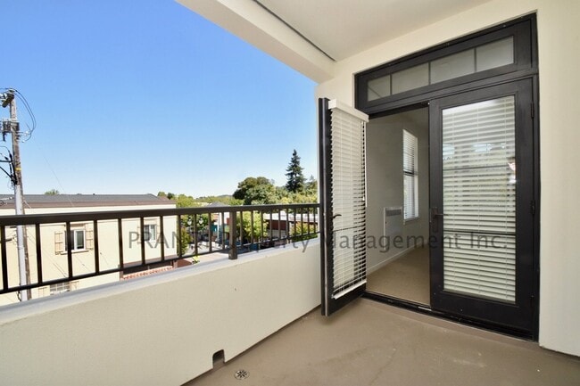 Building Photo - Spectacular 1 Bedroom Townhouse Apartment