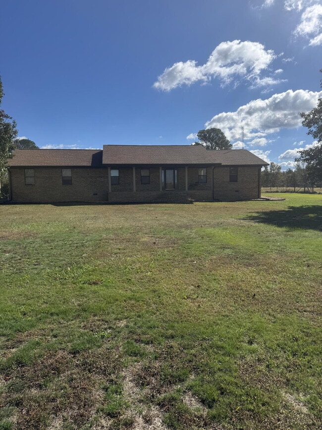 Building Photo - Spacious 3 Bedroom Home on Large Lot