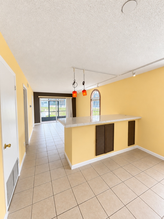 Building Photo - 313 Dirksen Dr