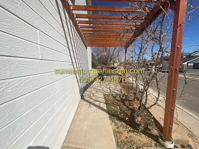 Building Photo - 4 Bedroom, 2 Bath Home