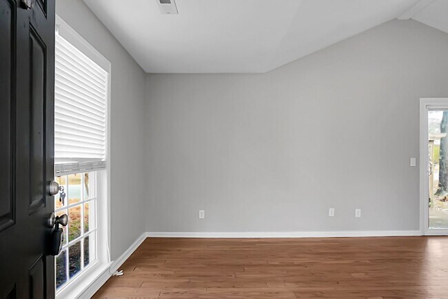 Building Photo - Charming 3 Bedroom 2 bathroom ready for you to call home!