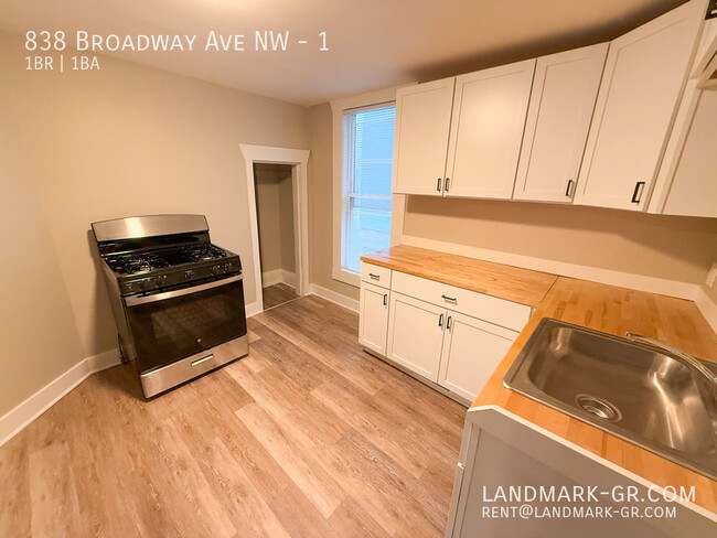 Building Photo - Updated 1-Bed, 1-Bath – First Month Rent $...