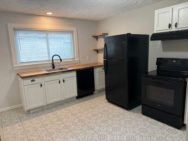 Building Photo - HALF OFF 2ND MONTH RENT IF MOVE IN END OF DECEMBER! Charming 2 bedroom, 1 bathroom home located i...