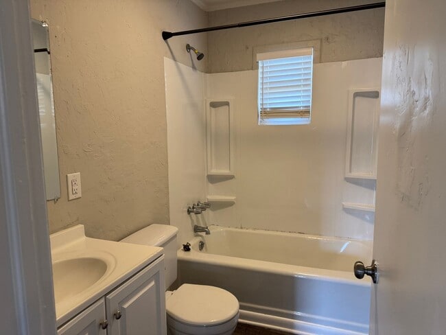 Building Photo - Updated Two Bedroom Duplex in Lincolnton