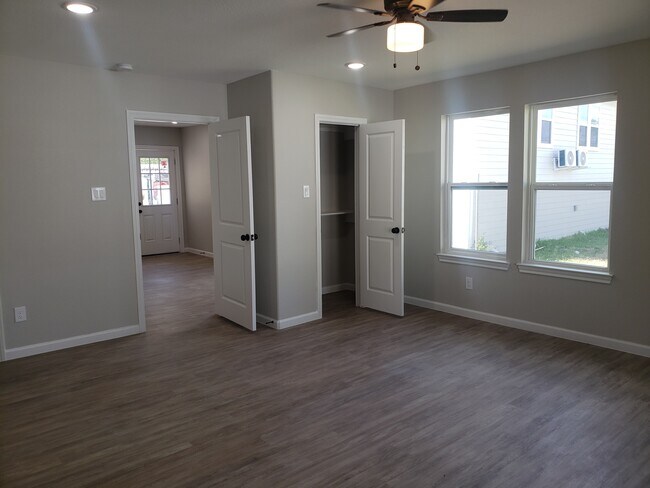 3rd bedroom - 936 W Austin St