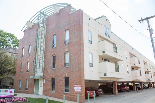 Interior Photo - 105 S Wright St