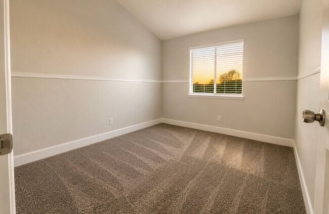 Building Photo - Beautiful Single Story Home Ready for Immediate Move-In