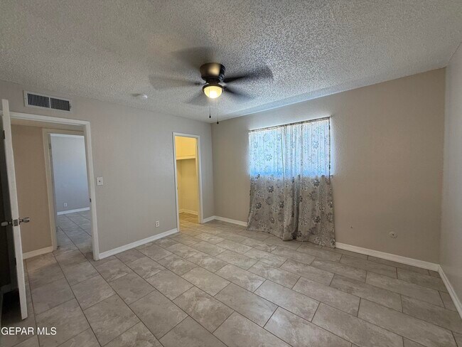 Building Photo - 955 Versailles Dr