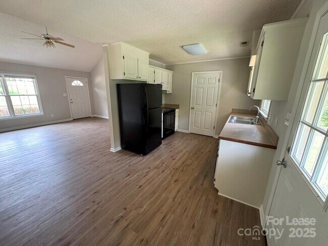 Building Photo - 516 Basswood Way