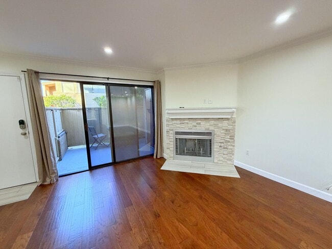 Building Photo - 6665 Franklin Ave