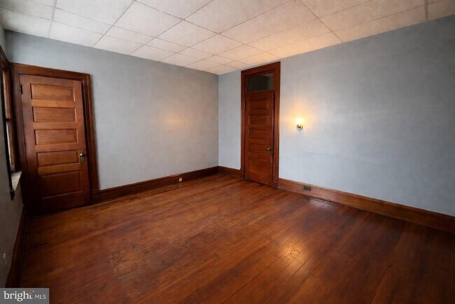 Building Photo - 10 E Main St