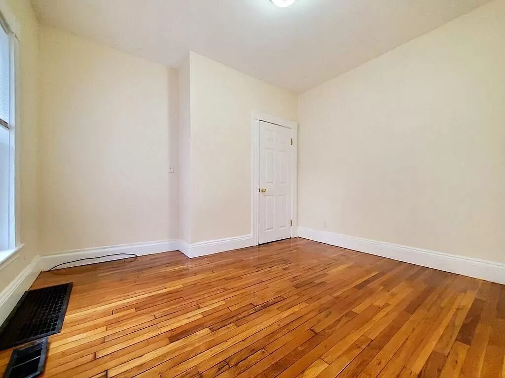 Building Photo - 120 Beacon St