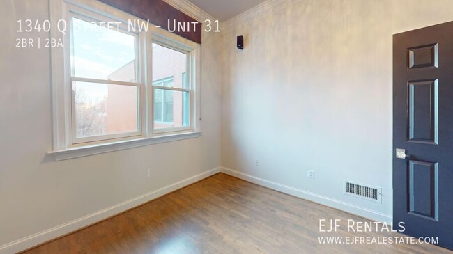 Building Photo - Top Floor Logan Circle Two Bedroom Apartme...