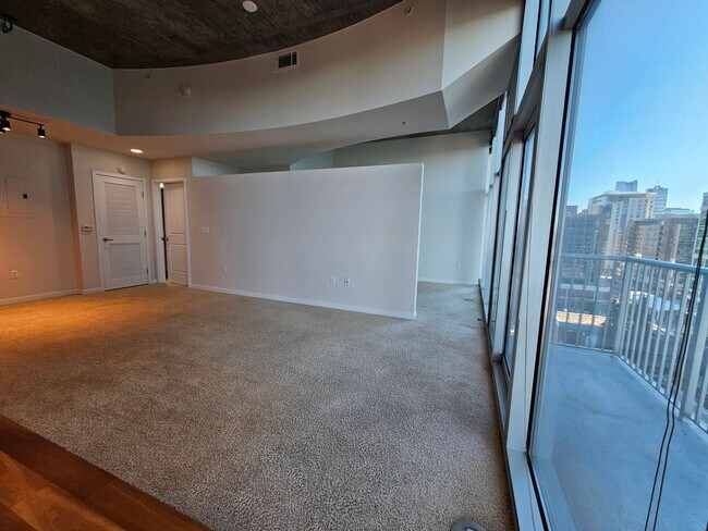 Building Photo - Glass House 1 Bed 1 Bath High Rise Condo w/ Mountain & City Views!!