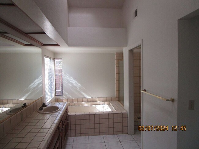 Building Photo - Southwest Bakersfield House with Pool
